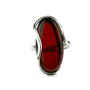 Exquisito anillo de ámbar rojo, anillo de ámbar de moda, anillo de piedra ovalada roja, anillo de ámbar báltico ajustable, anillo de ámbar rojo cereza, joyería de ámbar rojo imagen 2