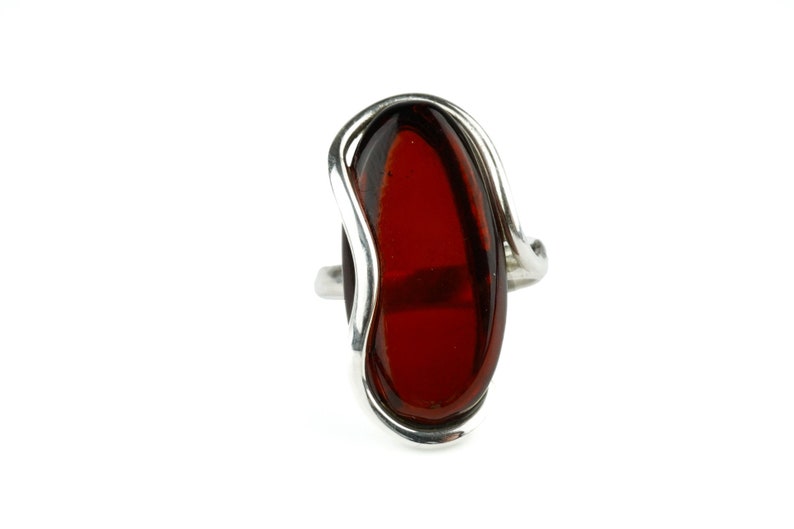 Exquisito anillo de ámbar rojo, anillo de ámbar de moda, anillo de piedra ovalada roja, anillo de ámbar báltico ajustable, anillo de ámbar rojo cereza, joyería de ámbar rojo imagen 2