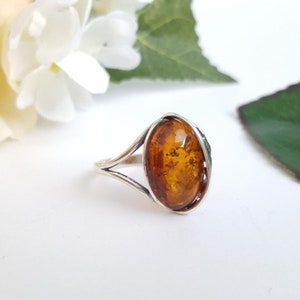 Fashion Baltic Amber Ring, Modern Amber Ring, Oval Amber Stone Ring, Modern Amber and Silver, Silver Shell Ring, Handmade Baltic Amber Ring image 3
