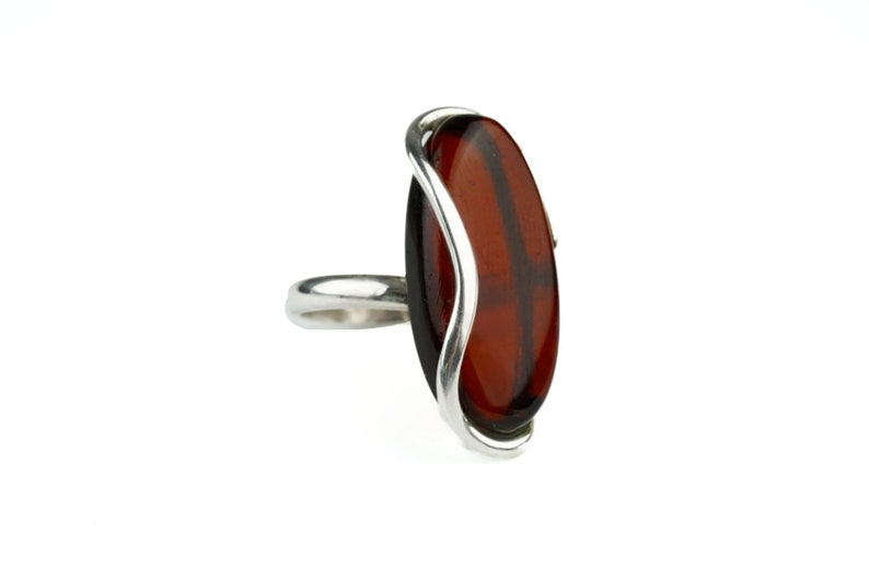 Exquisito anillo de ámbar rojo, anillo de ámbar de moda, anillo de piedra ovalada roja, anillo de ámbar báltico ajustable, anillo de ámbar rojo cereza, joyería de ámbar rojo imagen 3