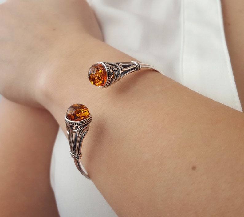 Handmade Polish Amber Bracelet For Women – Sterling Silver 925 With 10 Busy Bee Charms, Adjustable & Hallmarked