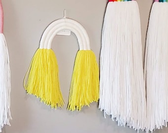 Pequeño soleado brillante amarillo arco iris fibra pared colgante / hermosa escultura de hilo arco iris / perfecto para la guardería / Boho / arte de la pared / bebé