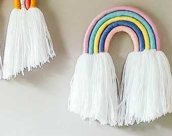 Medio brillante pastel de color arco iris fibra Macrame pared colgante / Rainbow Yarn sculpture / perfecto para vivero