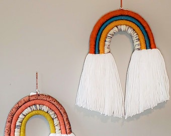 Medio cálido arco iris fibra pared colgante / hermosa escultura de hilo arco iris / perfecto para la guardería / Boho / arte de la pared / ducha de bebé / Navidad