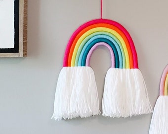 Grande brillante arco iris fibra pared colgante / hermosa escultura de hilo arco iris / perfecto para la guardería / Boho / arte de la pared / ducha de bebé / Navidad
