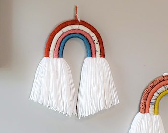 Medio cálido arco iris fibra pared colgante / hermosa escultura de hilo arco iris / perfecto para la guardería / Boho / arte de la pared / ducha de bebé / Navidad
