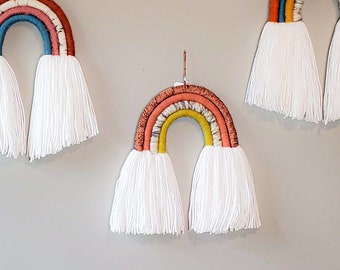 Medio cálido arco iris fibra pared colgante / hermosa escultura de hilo arco iris / perfecto para la guardería / Boho / arte de la pared / ducha de bebé / Navidad