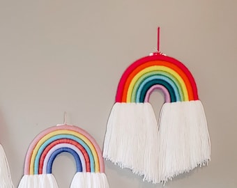 Grande brillante arco iris fibra pared colgante / hermosa escultura de hilo arco iris / perfecto para la guardería / Boho / arte de la pared / ducha de bebé / Navidad