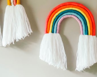 Grande color brillante arco iris fibra Macrame pared colgante / arco iris hilo escultura / perfecto para la guardería