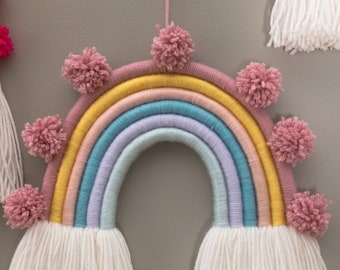 Grande Pom Pom Pastel Arco Iris Fibra Pared Hanging / Hermosa Rainbow Yarn Sculpture / Perfecto para Vivero / BOHO / Moderno