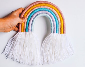 Medio Pastel Rainbow Fibra Macrame Pared Colgante / Rainbow Yarn Sculpture / Perfecto para Vivero