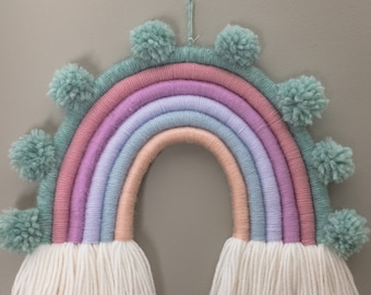 Gran Pom Pom Pastel Rosa, Púrpura &Azul Arco Iris Fibra Pared Colgante / Hermosa Escultura de hilo arco iris / Perfecto para guardería / BOHO / Moderno