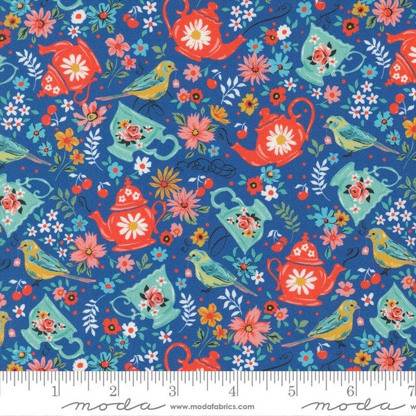 Julia Tea Time, théière, fleurs, oiseaux, bleu foncé de Delft, par Crystal Manning pour Moda Fabrics, 44 pouces de large, tissu 100 % coton MD-11921-12