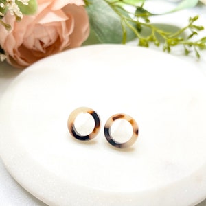 Puces d'oreilles minimalistes écaille de tortue Mia Blonde, Puces d'oreilles écaille de tortue, Puces d'oreilles en acétate, Puces d'oreilles écaille, Boucles d'oreilles en résine