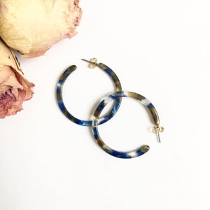 Royal Blue Tortoise Hoop Earrings, Dainty Tortoise Shell Hoop Earrings, Minimalist Hoop Earrings, Statement Hoop Earrings, Lightweight Hoops