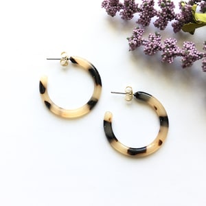 Brea Ash Blonde Tortoise Hoop Earrings, Tortoise Shell Hoop Earrings, Minimalist Hoop Earrings, Statement Hoop Earrings, Acetate Earrings