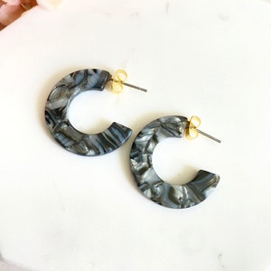 Hera Tortoise Hoop Earrings, Acetate Earrings, Tortoise Shell Earrings, Tortoise Shell Hoop Earrings, Minimalist Cute Hoop Earrings, For Her Fog Gray