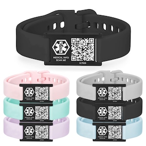 Può includere: Set di quattro braccialetti di allerta medica in silicone con un simbolo medico nero e un codice QR. I braccialetti sono rosa, azzurro, grigio e nero. Il testo sui braccialetti recita "MEDICAL INFO SCAN ME" e "117026".