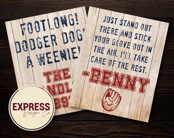 Könnte beinhalten: Zwei Holzschilder mit Baseball-Zitaten. Auf einem Schild steht "Footlong! Dodger Dog! A Weenie!" in blauem und rotem Text. Auf dem anderen steht "Just stand out there and stick your glove out in the air. I'll take care of the rest. -Benny."