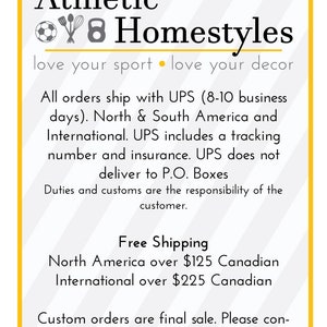 Puede incluir: Un gr&aacute;fico blanco y gris con el texto "Athletic 8 Homestyles" y el lema "love your sport love your decor". El gr&aacute;fico tambi&eacute;n incluye un bal&oacute;n de f&uacute;tbol, un juego de utensilios de cocina y una mancuerna. El texto debajo del gr&aacute;fico indica que todos los pedidos se env&iacute;an con UPS e incluye informaci&oacute;n de env&iacute;o para Am&eacute;rica del Norte y pedidos internacionales.