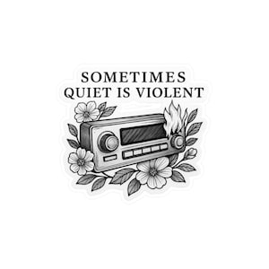 Puede incluir: Adhesivo en blanco y negro con un diseño de radio vintage, llamas y detalles florales. El texto "SOMETIMES QUIET IS VIOLENT" está impreso encima de la radio. Un adhesivo único para personalizar objetos.