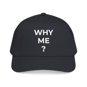 Może przedstawiać: Czarna czapka z daszkiem z białym napisem "WHY ME?" z przodu. Czapka ma zakrzywiony daszek i strukturalny krój. Codzienny, swobodny dodatek.
