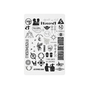 Puede incluir: Una hoja blanca con numerosos diseños gráficos negros, que incluyen símbolos, siluetas y texto. Los diseños varían en tamaño y estilo, algunos se asemejan a tatuajes. La hoja incluye el texto "DEWU" y "CONTROL US".