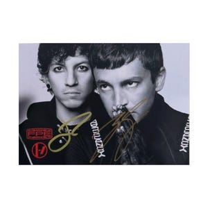 トゥエンティ・ワン・パイロット直筆サイン入り超大型写真…アメリカロックバンド Signed Twenty One Pilots - Etsy