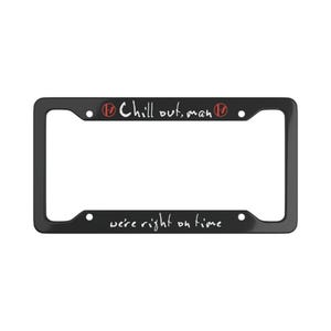 Puede incluir: Marco negro para matrícula con texto blanco que dice "Chill out, man" y "we're right on time". El marco tiene forma rectangular con esquinas redondeadas y está diseñado para una placa de matrícula estándar.