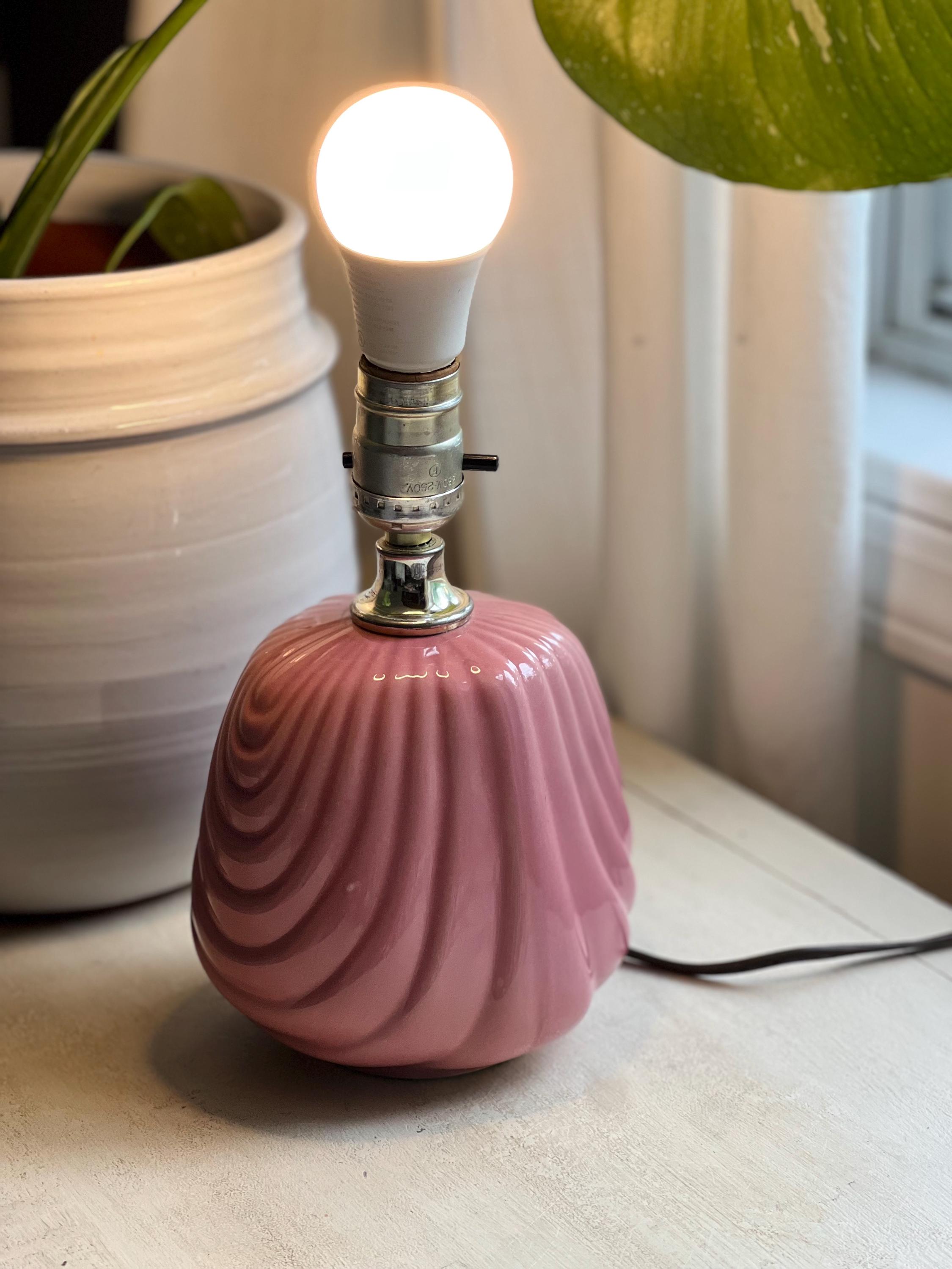 Vintage Scalloped Shell Table Lamp / 1980s Dusty Rose Pink Ceramic Lamp / MCM Design / Art Deco / Art Nouveau /Textural Shell Lamp/Free Ship