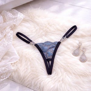 String ouvert en micro dentelle bleue, lingerie florale