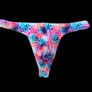 Może przedstawiać: Para kolorowych, wzorzystych majtek z nadrukiem skóry węża. Majtki wykonane są z miękkiej, elastycznej tkaniny i mają niski stan.