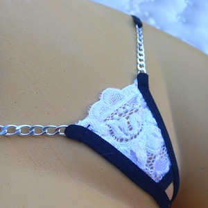 Perizoma in micro pizzo bianco – Mutandine aperte sul davanti con spalline nere e catena argentata