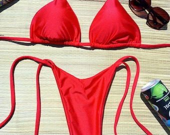 Ensemble de bikini deux pièces rouge en V avec coussinets inclus