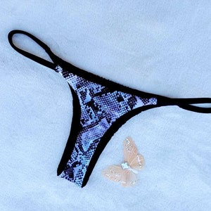 Woman seamless low rise string thong panties