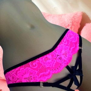 Sehen durch offene vordere Hot Pink Spitze String-Tanga-Höschen