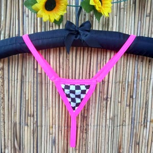 Micro-string à carreaux - Imprimé noir et blanc avec bretelles rose néon | Culotte string sexy