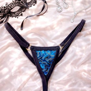 Tanga micro transparente de encaje azul – Liga para la pierna de regalo – Cobertura mínima