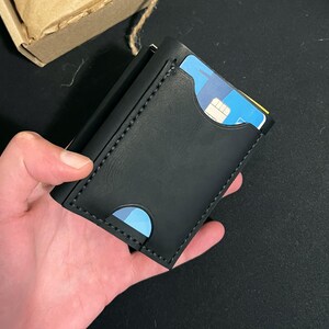 Kleines Lederportemonnaie in der Hand