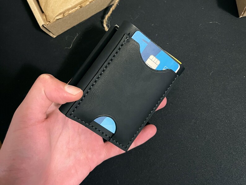 Kleines Lederportemonnaie in der Hand