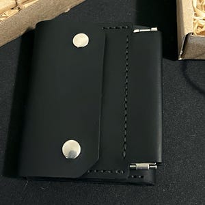 Schwarzes Portemonnaie aus Crazy-Horse-Leder mit zwei Druckknöpfen