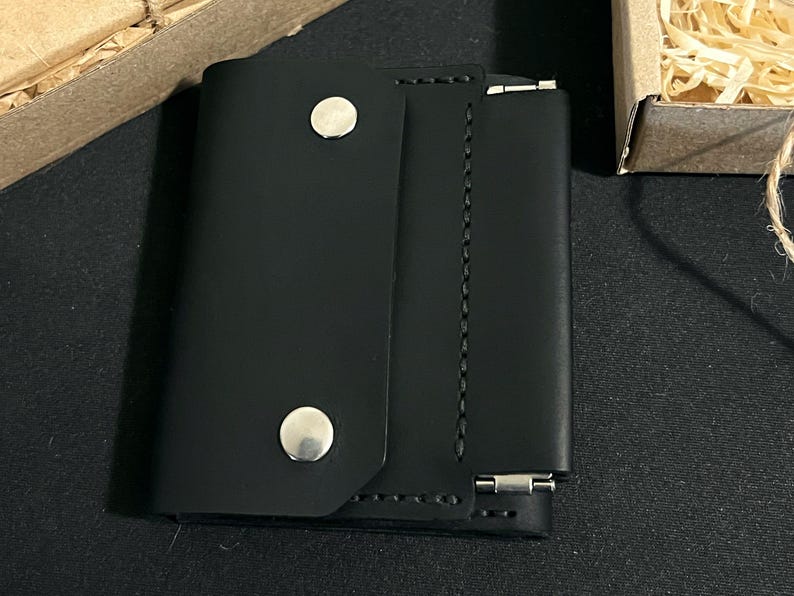 Schwarzes Portemonnaie aus Crazy-Horse-Leder mit zwei Druckknöpfen