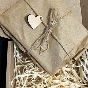 Geschenkbox aus Karton mit Kraftpapier und Holzwolle
