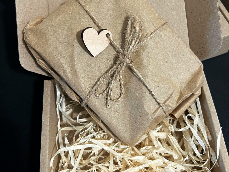 Geschenkbox aus Karton mit Kraftpapier und Holzwolle