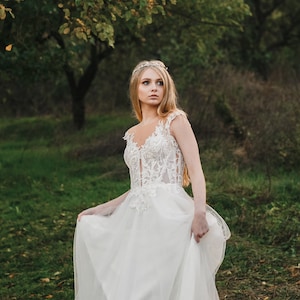Boho Wedding Dress with Floral Lace Applique, Deep Sweetheart Plunge, V Back Beach Wedding Dress, Tulle Skirt Lace Wedding Dress