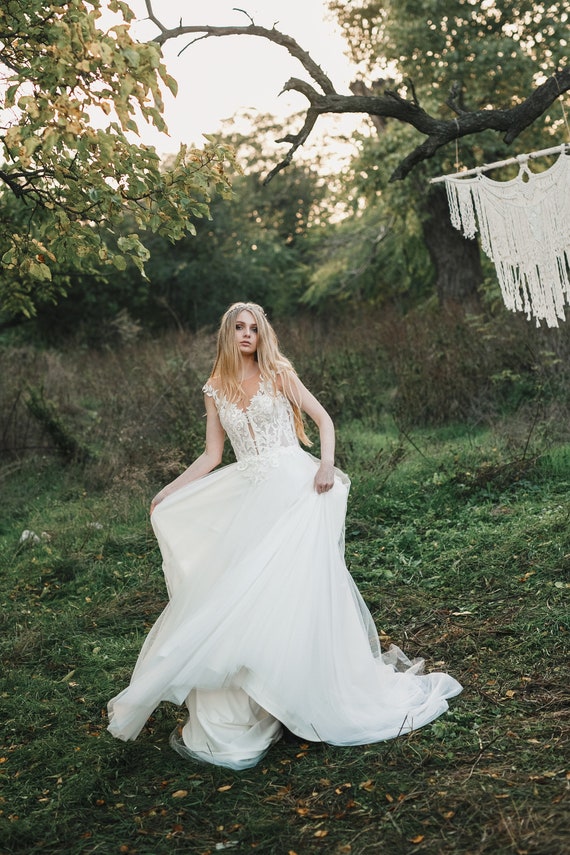 Boho Wedding Dress With Floral Lace Applique, Deep Sweetheart Plunge, V  Back Beach Wedding Dress, Tulle Skirt Lace Wedding Dress - Etsy