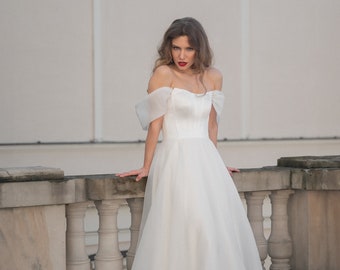 Suknia ślubna Lorett. Dekolt w kształcie łódki | Sylwetka w kształcie litery A | Prosta suknia ślubna | Skromna suknia ślubna