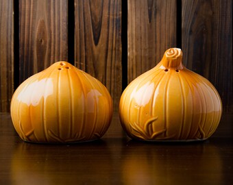 Onion Shaped Salt And Pepper Shaker Set, S&P,  Vintage, Ceramic, Kitchen