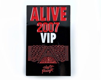 Alive VIP Pass Enamel Pin - Un hommage Daft Punk Alive 2007