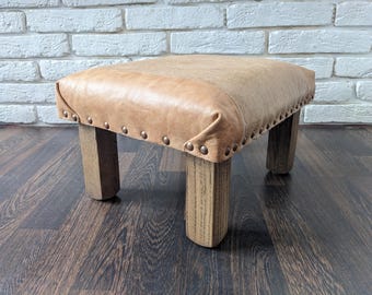 Puf retro de cuero: Taburete vintage con patas de roble